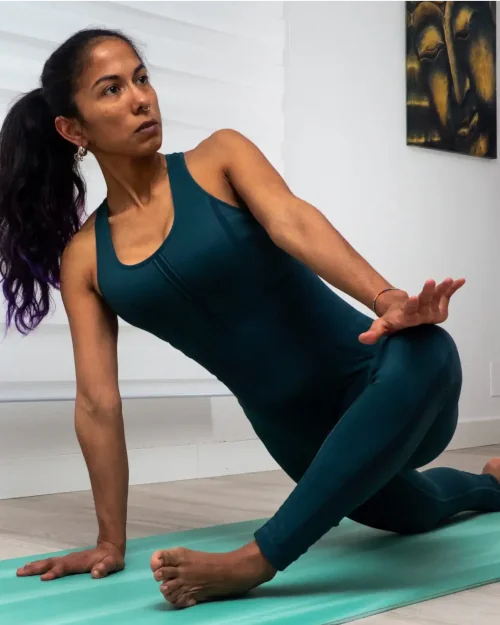 Alumna practicando Pilates suelo con control postural