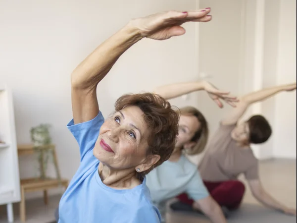 Clase de Yoga en un ambiente tranquilo y cuidado.