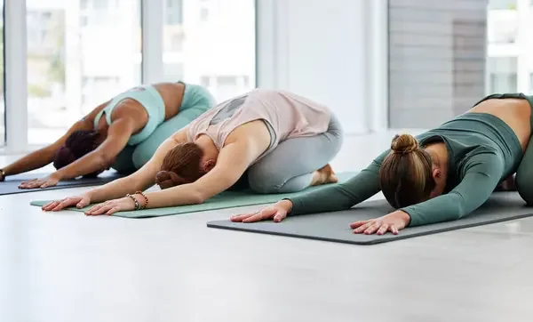 Clase de Yoga dinámico en Avilés con práctica guiada sobre esterilla.
