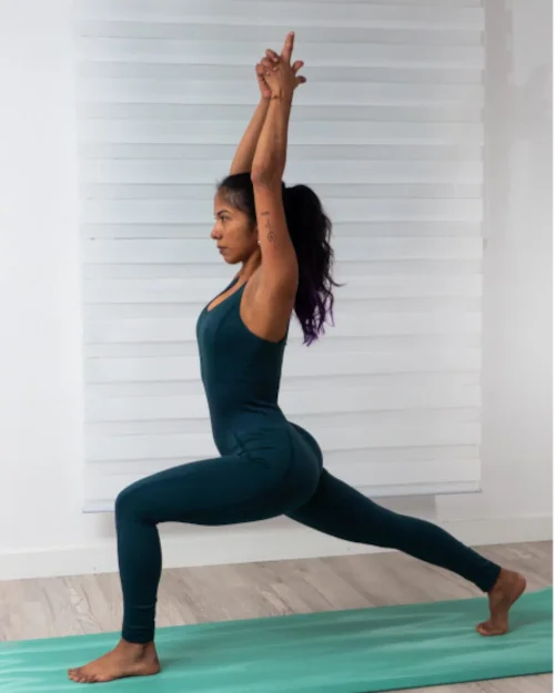 Alumna realizando una postura de Yoga sobre esterilla