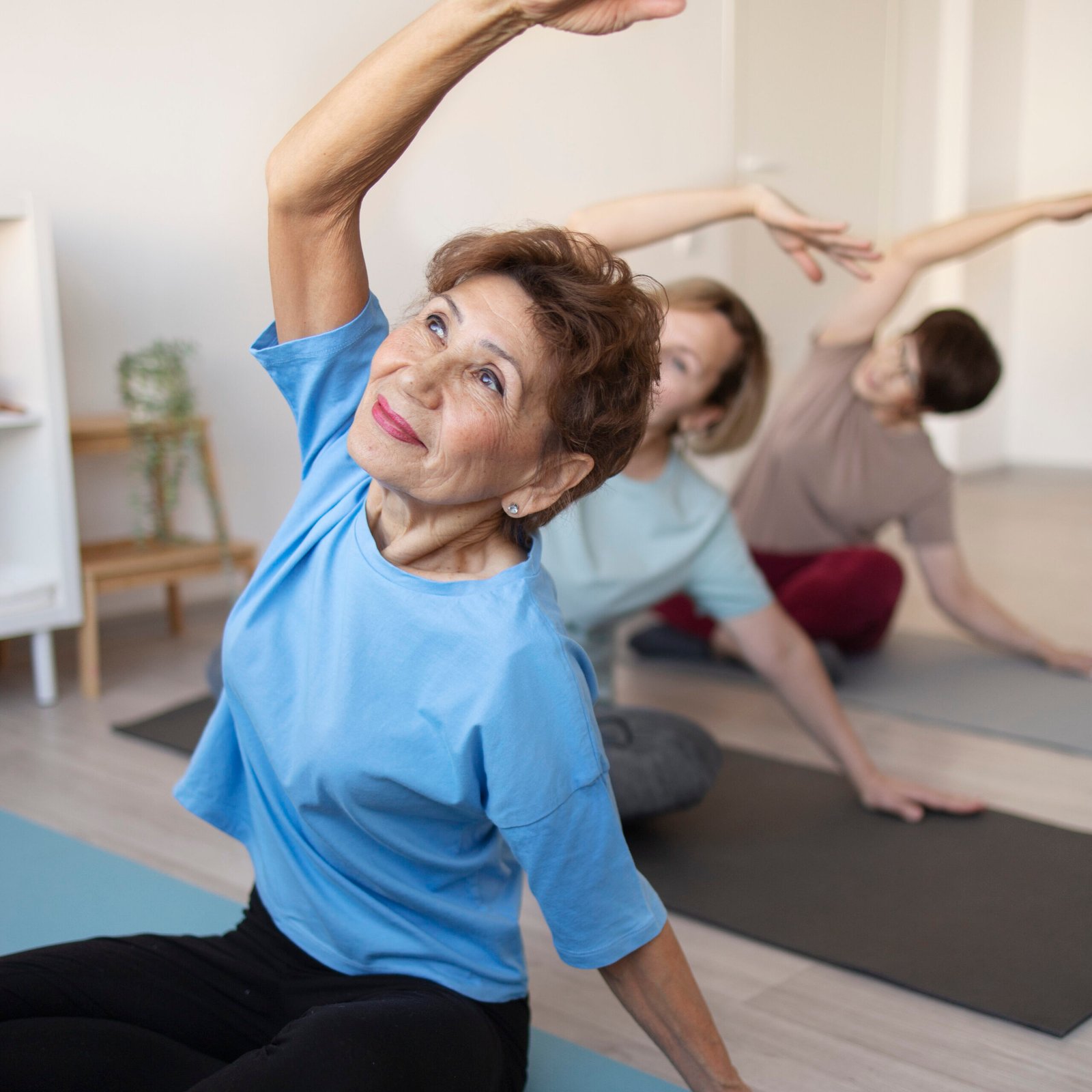 Mujeres mayores haciendo yoga.